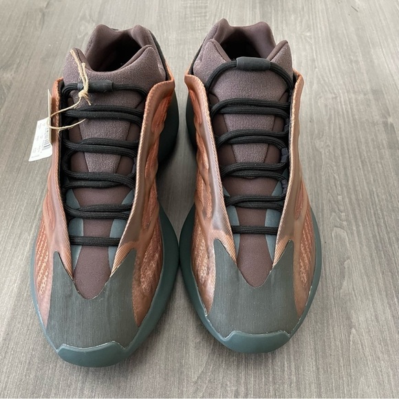adidas Yeezy 700 V3 GY4109 Copper Fade size 10.5 NWT - Picture 2 of 12